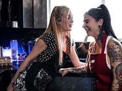 Blond, Vingeren, Zoenen, Likken, Kut duiken, Mager, Strippen, Tieten likken