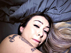 Grosse titten, Blasen, Brille, Handjob, Lecken, Pov, Muschi, Tätowierung