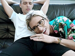 Blonde, Sucer une bite, Double pénétration, Lunettes, Branlette thaïlandaise, Mère que j'aimerais baiser, Homme homme femme, Plan cul à trois