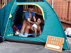 Grosser arsch, Grosser schwanz, Grosse titten, Blasen, Braunhaarige, Hundestellung, Milf, Im freien