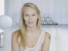 Gros cul, Sucer une bite, Éjaculation interne, Queue, En levrette, Timide, Adolescente, Mouillée