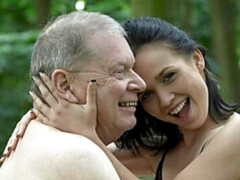 Arsch, Blasen, Braunhaarige, Hundestellung, Handjob, Im freien, Rasiert, Jungendliche (18+)