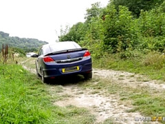 Sucer une bite, Voiture, Tir de sperme, Robe, Masturbation, Piercing, Tatouage, Nénés