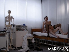 Sucer une bite, Brunette brune, Médecin, Double pénétration, Hard, Réalité, Plan cul à trois, Nénés