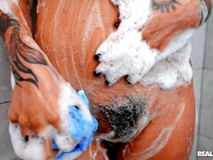 Grosse titten, Kehlenfick, Hundestellung, Aufs gesicht abspritzen, Handjob, Hardcore, Natürlichen titten, Tätowierung