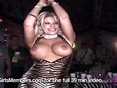 Enthousiasteling, Grote mammen, Flashing, Slipje, Feest, Openbaar, Rok, Onder de rok