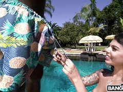 Grosse bite, Noire, Sucer une bite, Interracial, Monstre, Piscine, Tatouage, Adolescente