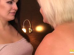 Grote mammen, Omie, Lesbisch, Likken, Masturbatie, Rijpe lesbienne, Moeder die ik wil neuken, Kut duiken