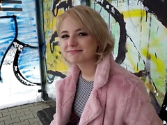 18, 美女, デカチン, フェラチオ, 衣服着たままセックス, チェコ, ハードコア, ショートヘア