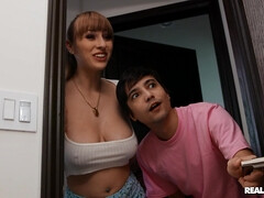 Gros seins, Brunette brune, Gode, Seins naturels, Chevaucher, Douche, Tatouage, Jouets