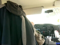 Gros seins, Sucer une bite, Brunette brune, Plantureuse, Voiture, Hard, Seins naturels, Nénés