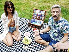 Gros cul, Grosse bite, Sucer une bite, Brunette brune, En levrette, Seins naturels, Cheveux courts, Nénés