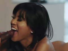 Asiatique, Noire, Sucer une bite, Tir de sperme, Gorge profonde, Hard, Interracial, Nénés