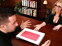 Grote lul, Grote mammen, Blond, Pijpbeurt, Hondjeshouding, Moeder die ik wil neuken, Kantoor, Tieten likken