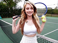 Gros cul, Grosse bite, Gros seins, Blonde, Sucer une bite, En levrette, Maigrichonne, Adolescente