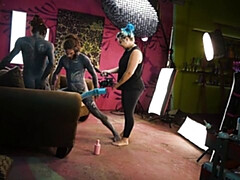 素人, 舞台裏, デカチン, フェラチオ, Hd, タトゥー, 三人, オッパイの