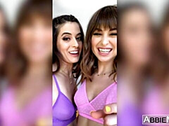 Gros cul, Doigter, Lesbienne, Lingerie, Masturbation, Seins naturels, Rasée, Nénés