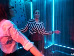 Bruinharig, Aangekleed, Dansen, Lesbisch, Feest, Verlegen, Swinger, Nat