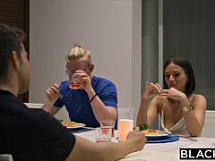 Anal, Sucer une bite, Brunette brune, Dingue, Double pénétration, Interracial, Lingerie, Plan cul à trois