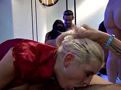 グループ, ハードコア, 公共