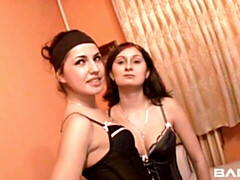 Брюнетки, Пальцем, Поцелуи, Лизание, Белье, Натуральные сиськи, Киски, Бритые