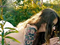 Tetas grandes, Mamada, Estilo perrito, Gafas, Besar, Al aire libre, Bragas, Adolescente