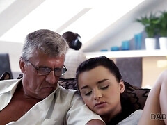 18 jaar, Pijpbeurt, Bruinharig, Gevangen, Daddy, Hd, Masturbatie, Tiener