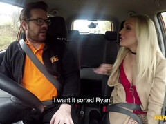 Blondine, Auto, Strumpfhose