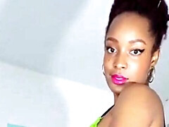 Leie, Grosser arsch, Grosse titten, Braunhaarige, Schwarz, Lingerie, Milf, Entkleiden