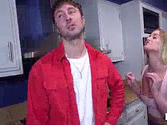 Sucer une bite, Brunette brune, Attrapée, Punition, Adolescente