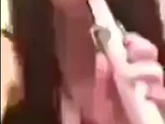 mujeres Masturbandose con peine 5