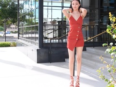 Dansant, Extrême, Masturbation, Monstre, Orgasme, Public, Solo, Sous la jupe