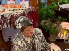 Brunette brune, Nourriture, Nue, Satin, Mouillée