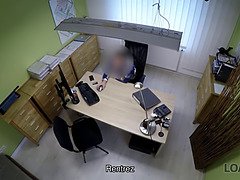 MILF rousse aux gros seins a des relations sexuelles avec un mec pendu qui peut l'aider