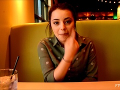 Dansant, Double pénétration, Extrême, Masturbation, Orgasme, Public, Solo, Sous la jupe