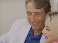 Rubia, Mamada, Lamidas, Afeitado, Cabello corto, Falda, Nalgadas, Alto