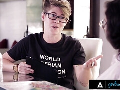 Gros cul, Brunette brune, Plantureuse, Poilue, Lingerie, Seins naturels, Chatte, Jarretelles