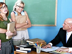 18 ans, Gros cul, Grosse bite, Sucer une bite, En levrette, Douleur, Maigrichonne, Adolescente