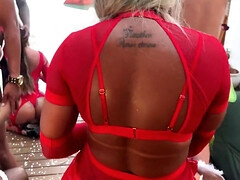 Anal, Grosse bite, Brunette brune, Éjaculation interne, Double pénétration, Groupe, Fille latino, Tatouage