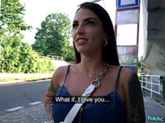 Любители, Большой член, Брюнетки, Деньги, Натуральные сиськи, Пирсинг, На публике, Тату