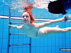 18 jaar, Vrouw, Naakt, Roodharige vrouw, Sportoefening, Tiener, Tieten likken, Onderwater