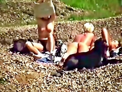 Leie, Tussi, Braunhaarige, Selbstgemacht, Mutti, Nackt, Im freien, Spion