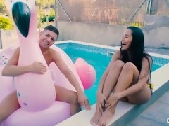 Morena, Polla, Penetracion con dedos, Sexo duro, Al aire libre, Piscina, Coño, Adolescente