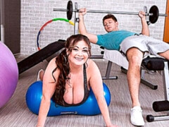 ぽっちゃり, デカパイ, フェラチオ, 茶髪の, デブ, ジム, 手コキする, スポーツ