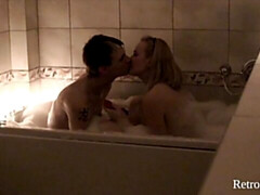 18 ans, Salle de bains, Gros cul, Gros seins, Sucer une bite, Cheveux courts, Maigrichonne, Adolescente