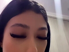 Dingue, Masturbation, Seins naturels, Piercing, Maigrichonne, Solo, Suçant, Pute