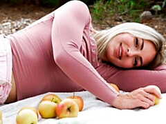 Kont, Blond, Naakt, Natuurlijke tieten, Buiten, Alleen, Tieten likken