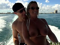 Grosser schwanz, Grosse titten, Bikini, Hd, Lecken, Milf, Mutti, Im freien