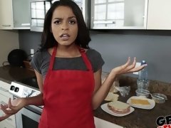 Noire, Sucer une bite, En levrette, Branlette thaïlandaise, Interracial, Cuisine, Dénudage, Adolescente